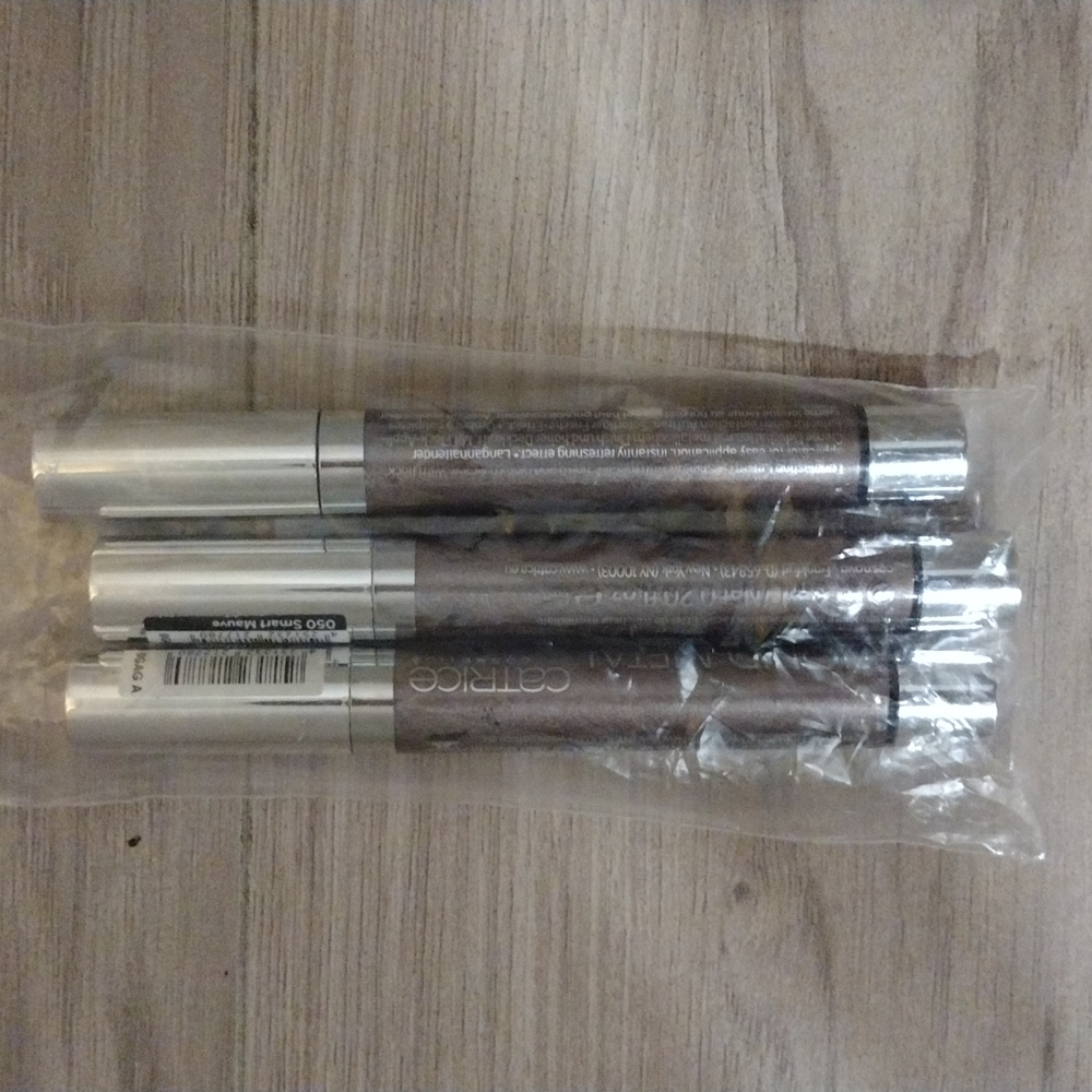 3 Catrice Liquid Metal Cream Eyeshadow Smart Mauve